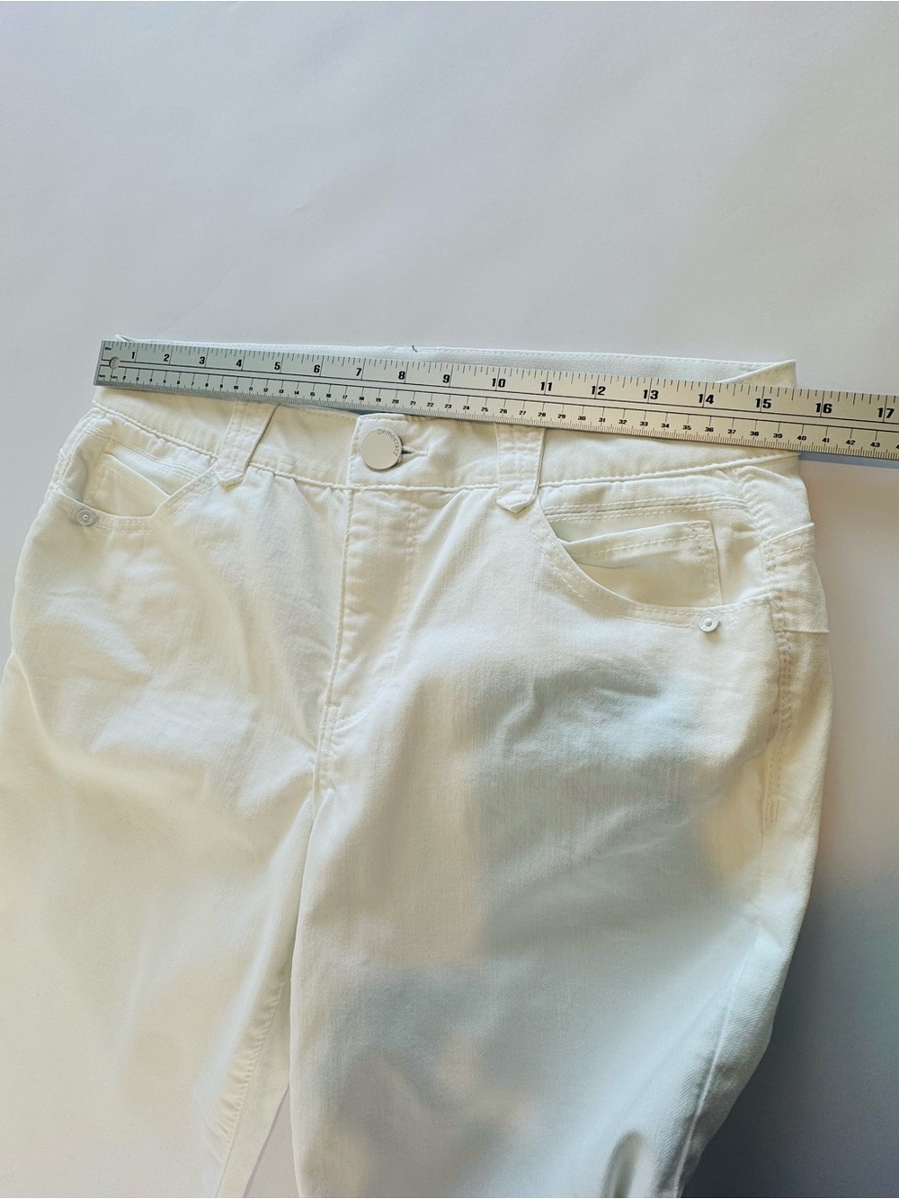 Democracy “Ab”solution White Bermuda Shorts Size 8 NWOT Stretch Mid Rise - Picture 8 of 11